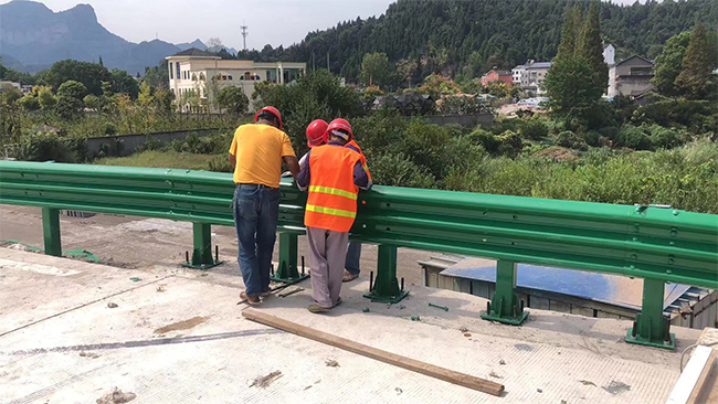 朝阳高速公路护栏板的维护确保道路安全的关键环节